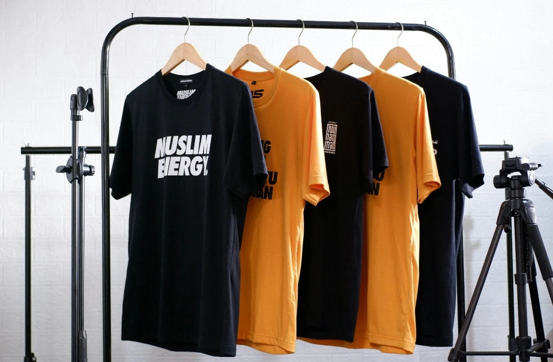 Heavyweight oversized t shirt image showing folded shirts on shelves, suitable for discussing GSM, fabric density, drape, and long-term streetwear silhouette stability