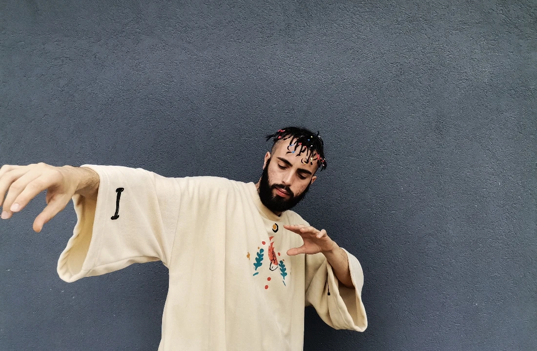Man wearing a beige Boxy Fit T Shirts silhouette with loose sleeves and casual streetwear styling
