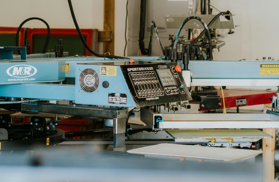 Automatic screen printing equipment for hoodie production