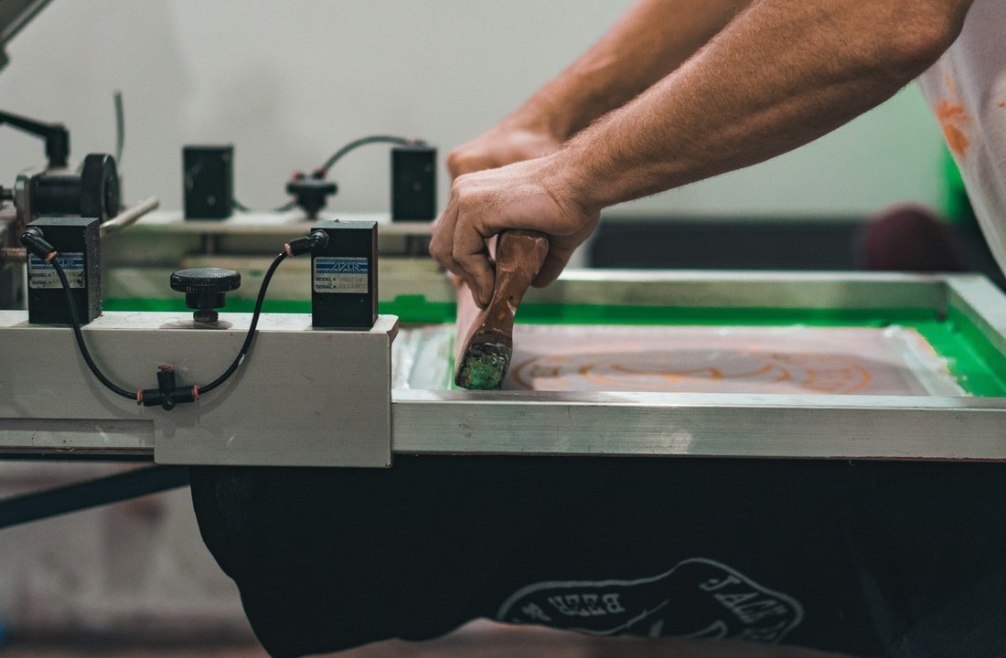 Screen printing process on a flat garment placement area