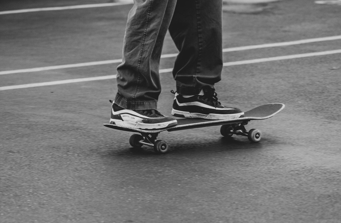 Streetwear pants in motion showing cargo pocket and hem behavior