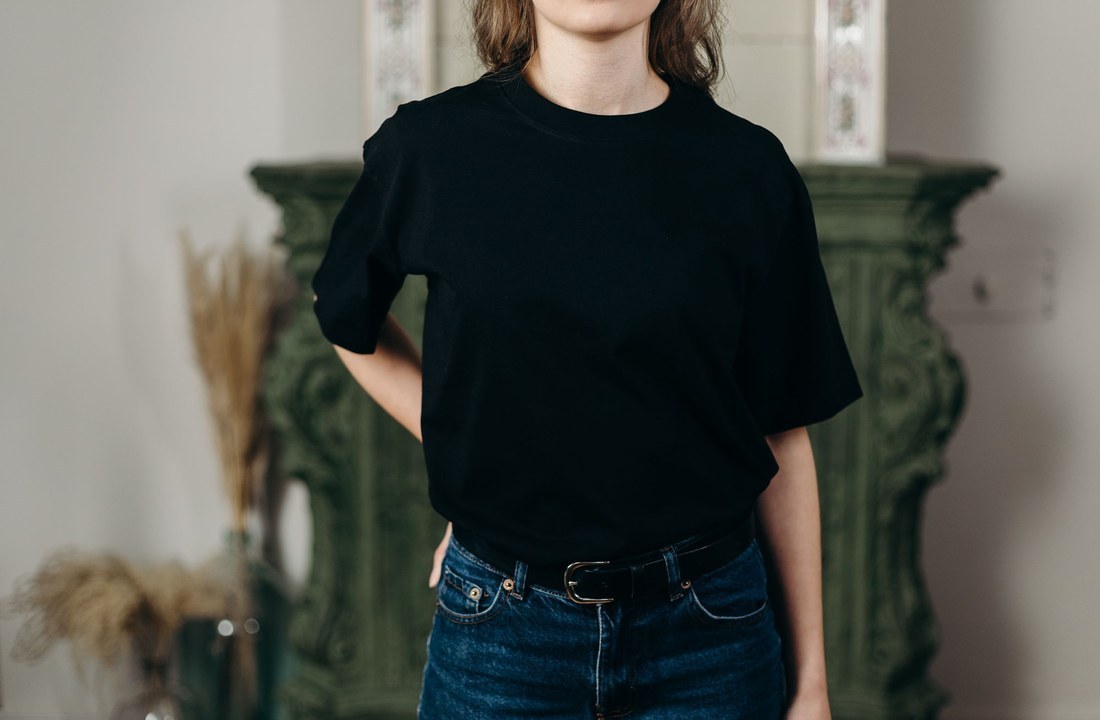 Model wearing a plain black crew-neck T-shirt