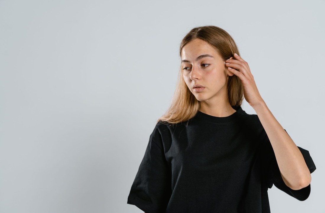 Model wearing a plain black T-shirt with an undecorated front