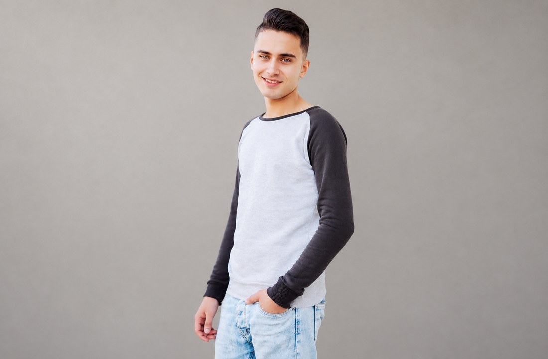 Plain long-sleeve shirt with contrasting raglan sleeves and an undecorated front